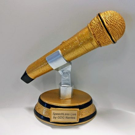 Le trophée Micro d'Or : un microphone doré sur socle gravé « SpeechLess Live by GDG Nantes »